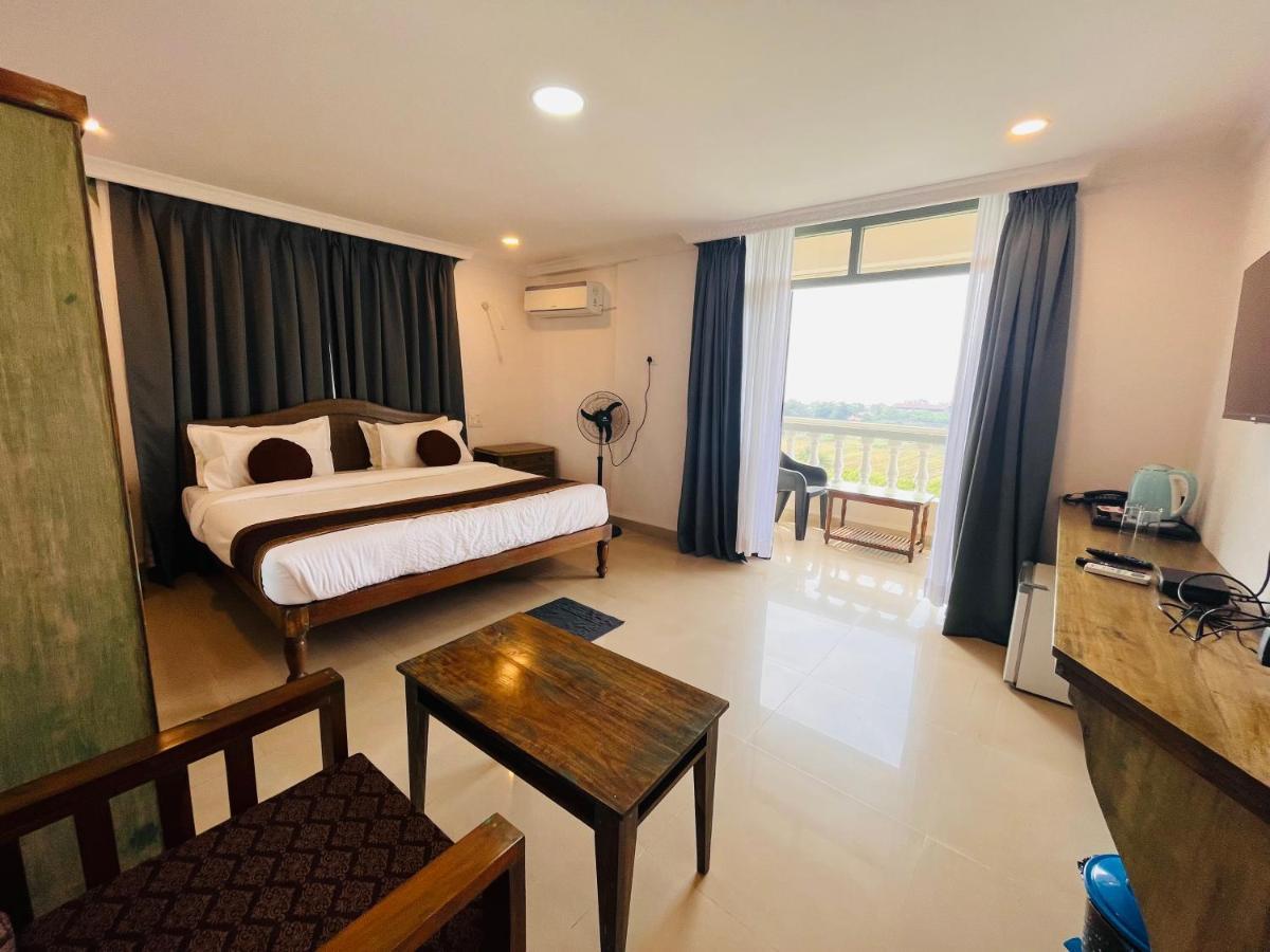 Nagas Hotel Satyavati Morjim Kültér fotó